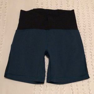 6 inch lululemon shorts turquoise and black